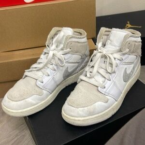 Air Jordan 1 mid se craft size 5 just needs to be cleaned.